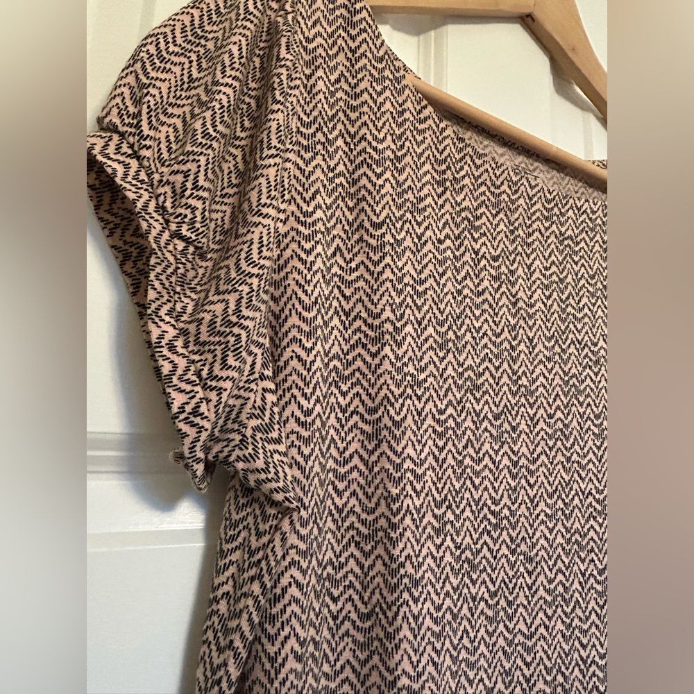 LOFT Short Sleeve Patterned Top Size Large Black‎ Pink Chevron Patterned Stretch - Picture 3 of 9